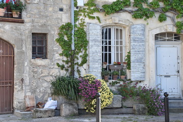 house in Provence  with flowers