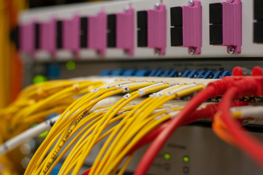 Glasfaser Kabel Patchfeld im Netzwerkschrank
