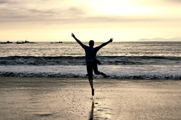 Fototapeta premium Performing silhouette figures during sunset on the beach of Lima, Peru