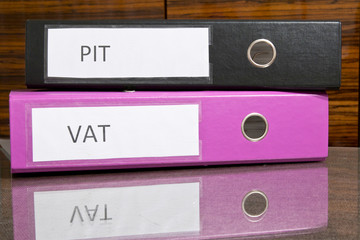Dokumenty w segregatorze: PIT, VAT