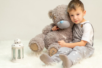 a child hugs a Teddy bear