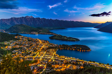 Nieuw-Zeeland. Zuidereiland, regio Otago. Queenstown en Lake Wakatipu bij nacht, het Remarkables-gebergte erachter