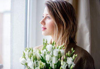 Naklejka premium beautiful girl with a bouquet of white roses