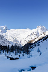 Fototapeta na wymiar Grossvenediger and Innergschloess valley in winter