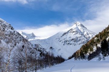 Fototapeta na wymiar Grossvenediger and Innergschloess valley in winter