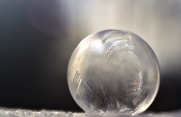 gefrorene seifenblase vor leuchtendem hintergrund im winter