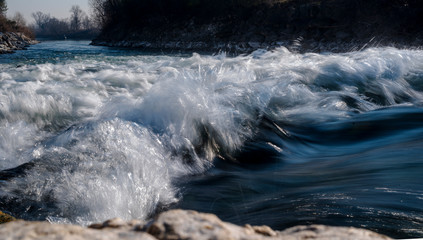 la spuma bianca delle rapide del fiume