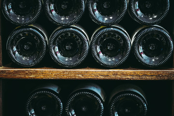 Bouteilles de vin dans une cave