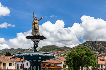 Fototapeta premium Inka Häuptling auf dem Plaza de Armas in Cusco Peru, Noqaykun Ruwarayku