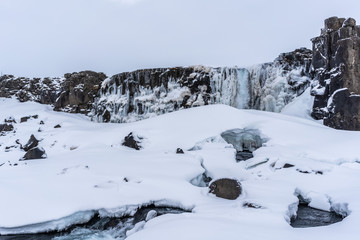 Fototapeta na wymiar Wasserfall im Thingvellir-Nationalpark in Island