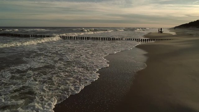 hel- chałupy fale na plaży