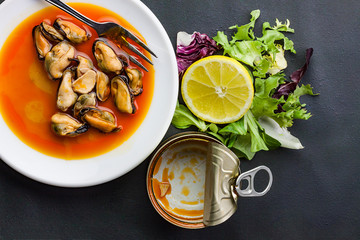 PLATO DE MEJILLONES CON LIMON , LECHUGA Y LATA DE CONSERVA VACÍA