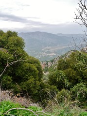 Lassithi Hochebene auf Kreta mit Bergen und Bäumen