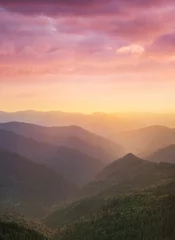 Selbstklebende Fototapete Hügel Bergtal während des Sonnenuntergangs. Natürliche Sommerberglandschaft. Wald und Berge. Berg-Bild..