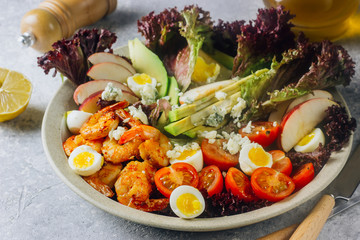 Grilled shrimps and fresh vegetable salad and egg.