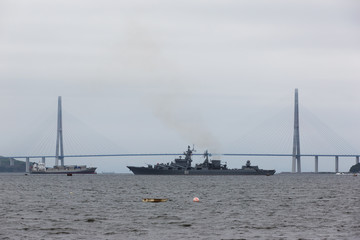 Obraz premium Amazing zooming out aerial view of the Russky Bridge, the world's longest cable-stayed bridge, and the Russky (Russian) Island in Peter the Great Gulf in the Sea of Japan. Sunrise. Vladivostok, Russia