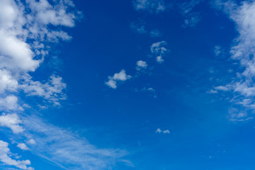 Fototapeta na wymiar 青い空と白い雲