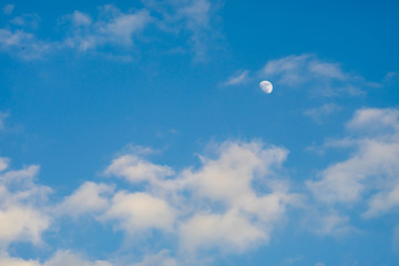 青い空と白い雲と月