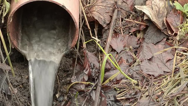Water pipe with flowing water