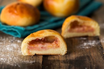 Pan relleno de queso y jamón