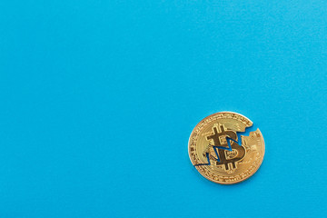 Coin bitcoin is broken in half. The fall and collapse of the course of the crypto currency, the ban on trade