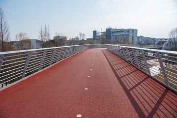 Obraz premium Rubber track under modern steel bridge