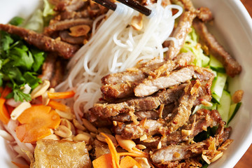 Rice noodle with grilled pork
