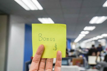sticky note of employee bonus in office