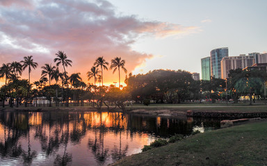Naklejka premium Sunset from Ala Moana Beach Park