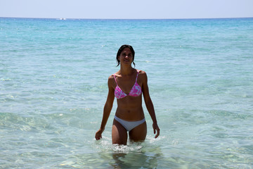 Hermosa mujer disfrutando del mar