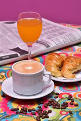 Café con leche con medialunas y periódico