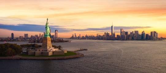 Liberty statue in New York city - obrazy, fototapety, plakaty