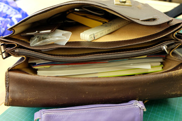 Gef&uuml;llte Schultasche eines Lehrers