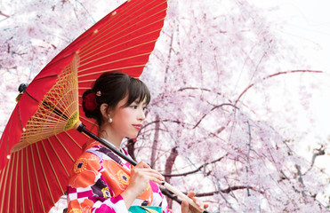 桜と着物の女性