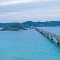 Fototapeta na wymiar コバルトブルーの海岸にかかる橋の情景