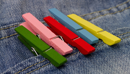 Bunte Wäscheklammern an einer Jeanshose