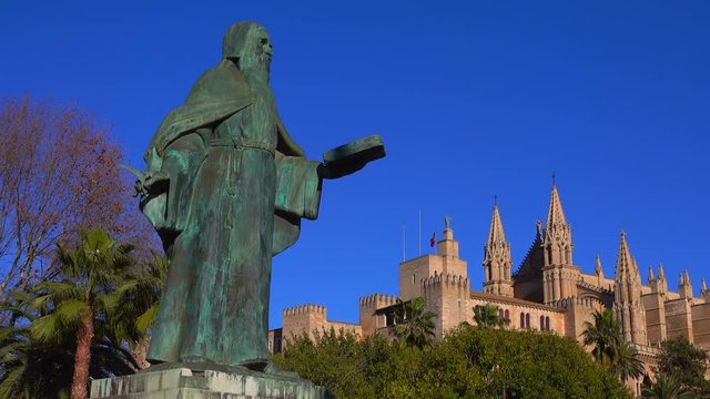 Ramon Llull Monument and La Seu Cathedral with Royal Palace, Palma de Mallorca, Mallorca (Majorca), Balearic Islands, Spain, Mediterranean, Europe