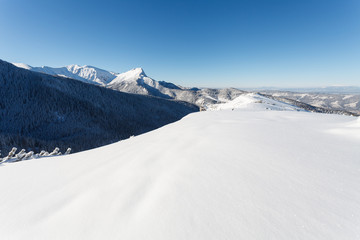 Widok na Giewont z Przełęczy między Kopami, zimowy krajobraz w Tatrach - obrazy, fototapety, plakaty