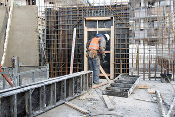 Budowa robotnik szalunki betonowanie zbrojenie zbrojarz