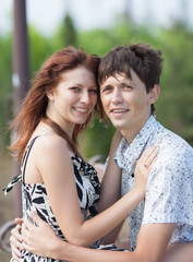 Obraz premium Portrait of young couple on bench in the park
