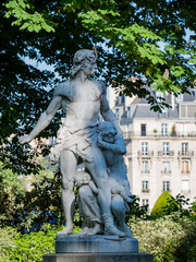 Obraz premium White statue in a park
