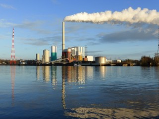 Fototapeta na wymiar Energie Kraftwerk an der Weser