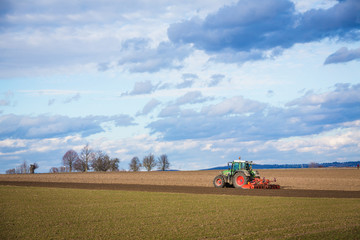 Pflügen auf dem Feld im Frühjahr
