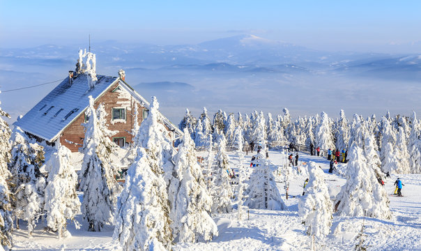 Fototapeta Szczyrk, Polska. Zimowy widok na szczyt Skrzyczne w Beskidach