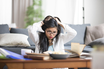 リビング・女性