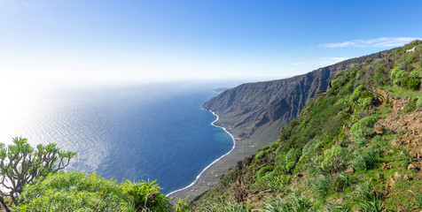 El Hierro - Blick in die Bucht von Las Playas, rechts die Plattformen des Aussichtspunkts Mirador...