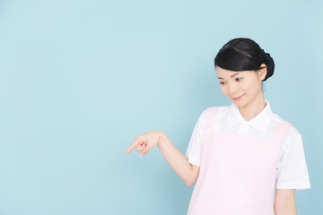 エプロンの女性