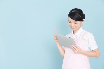 エプロンの女性