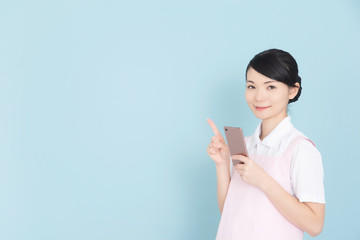 エプロンの女性