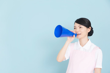 エプロンの女性